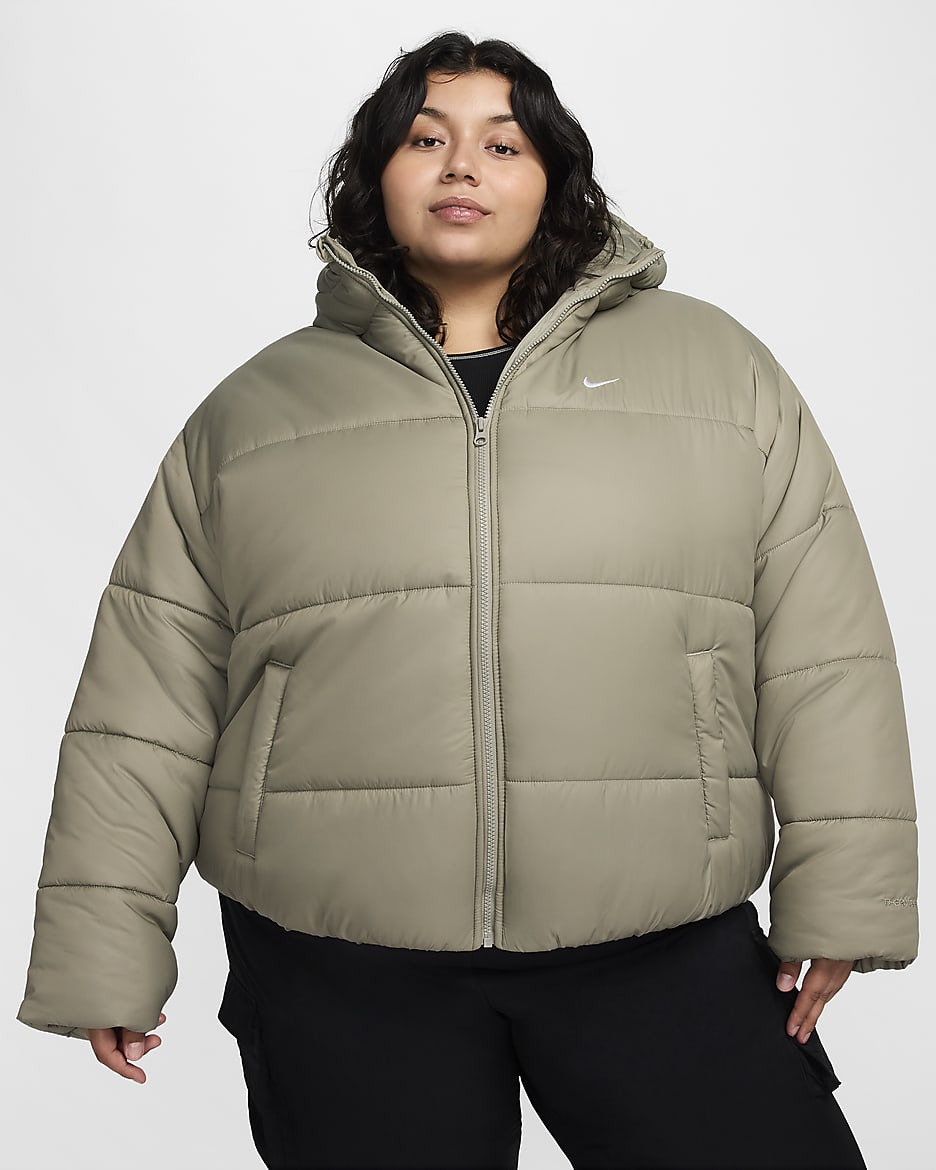 Chamarra Therma-FIT holgada con gorro para mujer (talla grande) Nike Sportswear Classic Puffer - Militar claro/Blanco