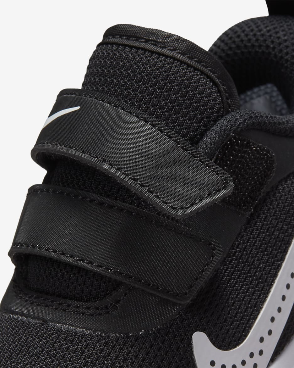 Nike Omni Multi-Court babacipő - Fekete/Fehér