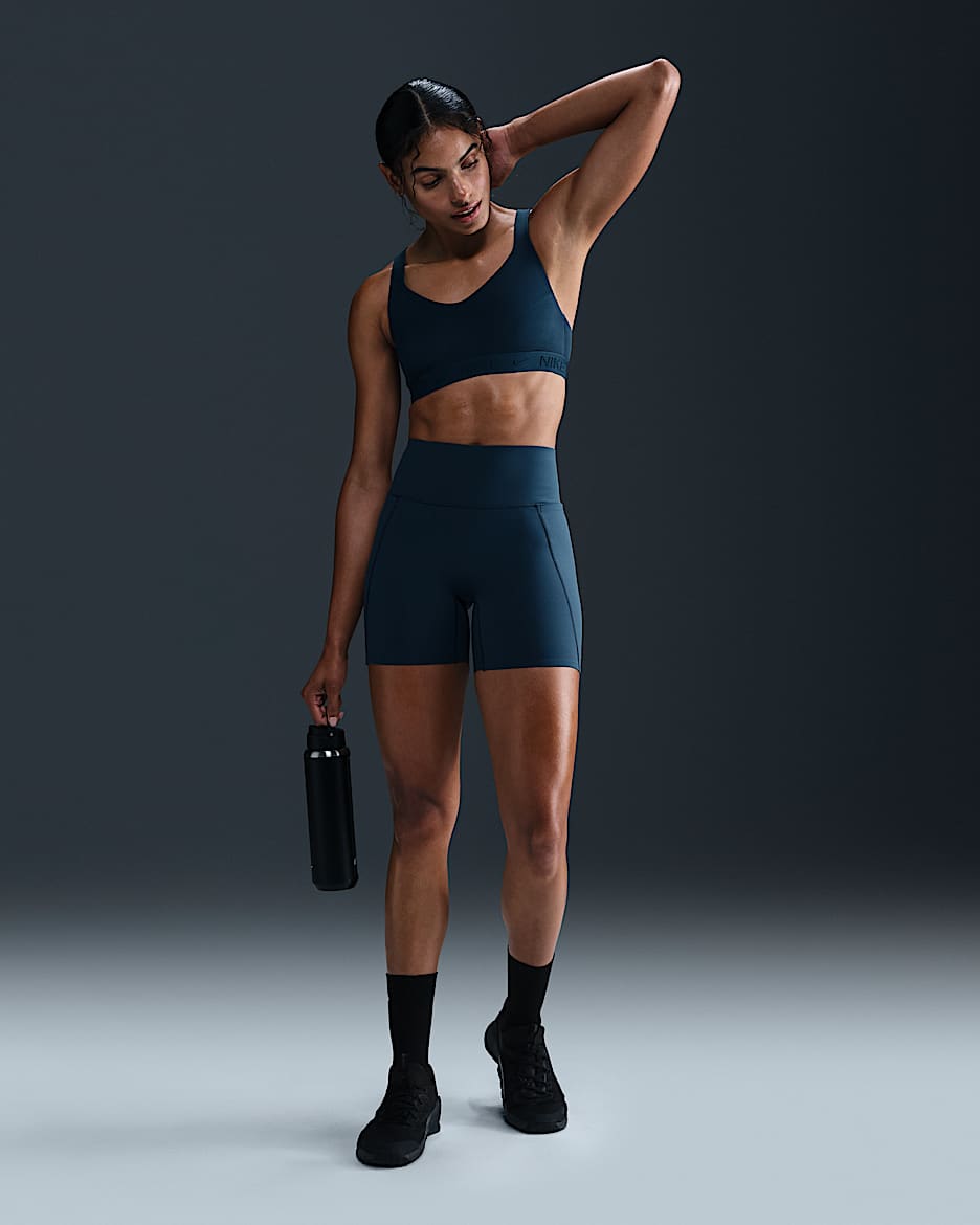 Shorts de ciclismo con bolsillos de 13 cm de tiro alto y media sujeción para mujer Nike Universa - Azul marino militar/Antracita/Azul grieta