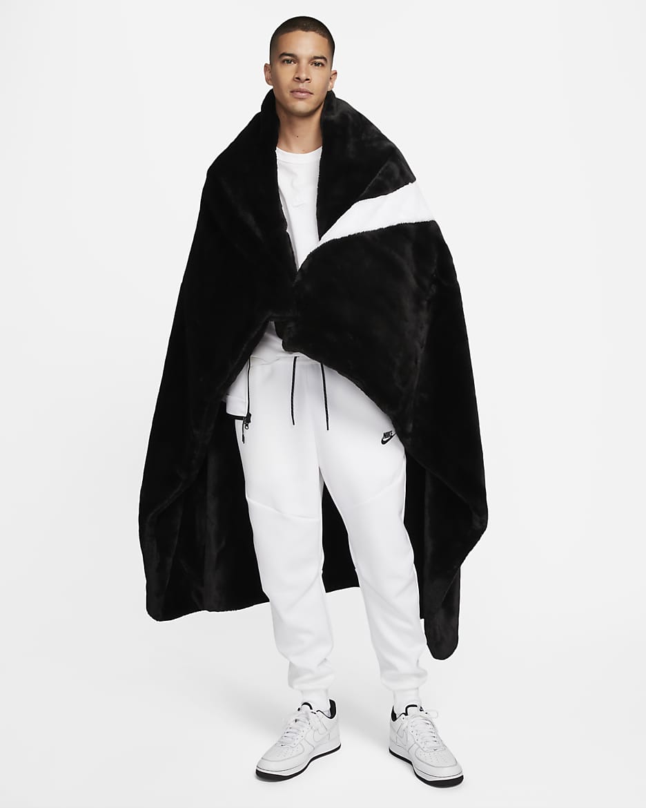 Nike Sportswear Faux Fur Blanket - Black/White