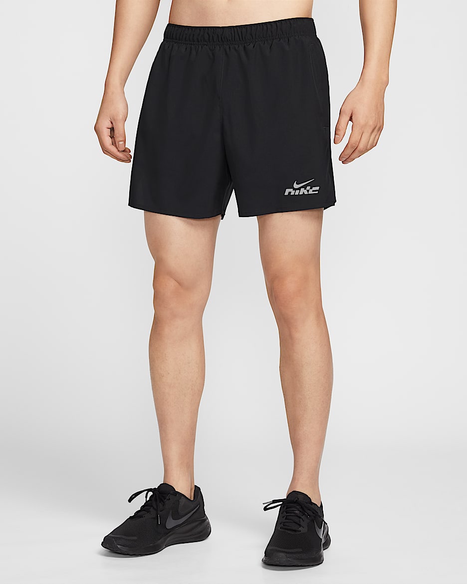 ナイキ チャレンジャー フラッシュ メンズ Dri-FIT 13cm ランニングショートパンツ (インナー付き) - ブラック/ブラック/ブラック