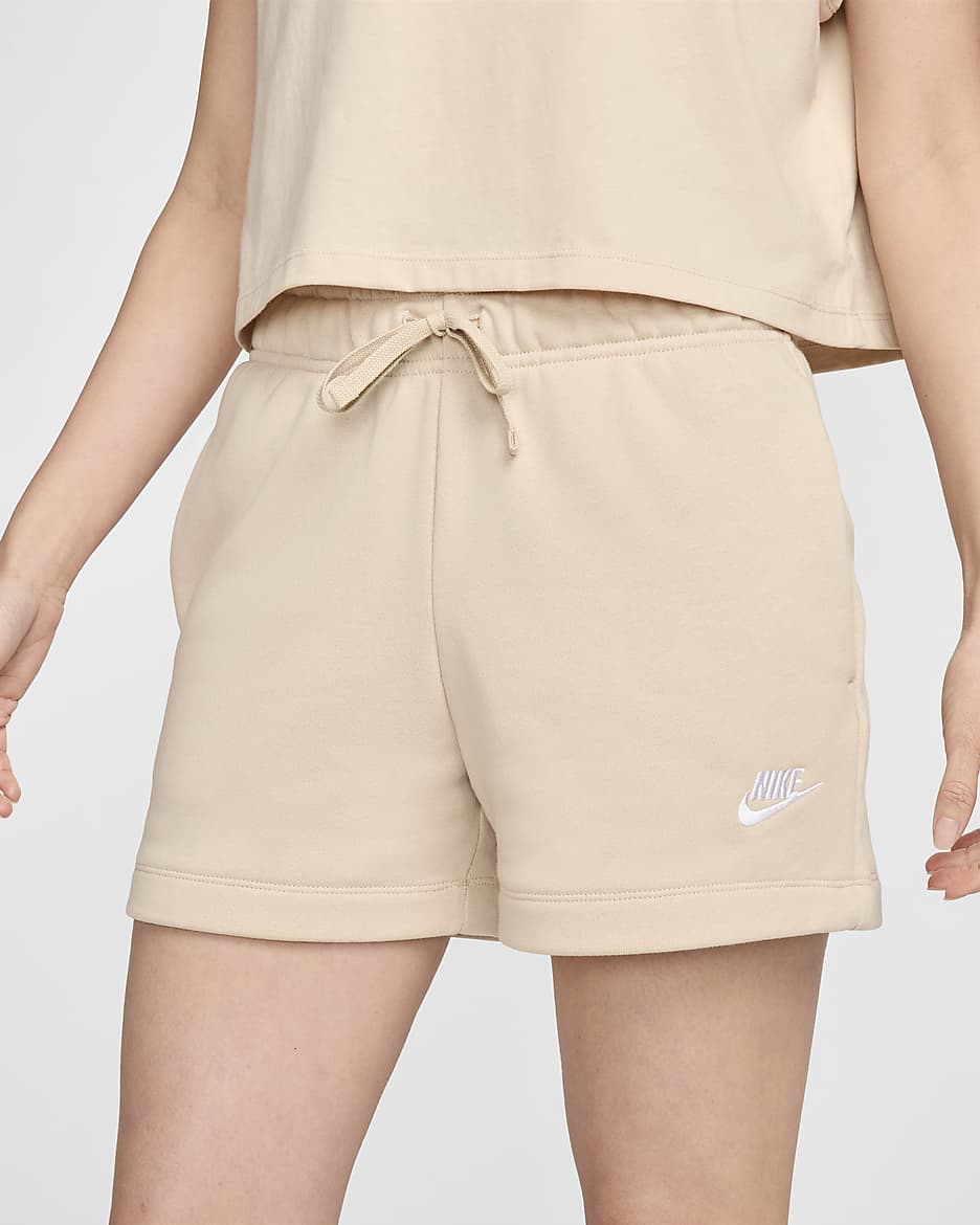 กางเกงขาสั้นเอวปานกลางผู้หญิง Nike Sportswear Club Fleece - Sanddrift/ขาว