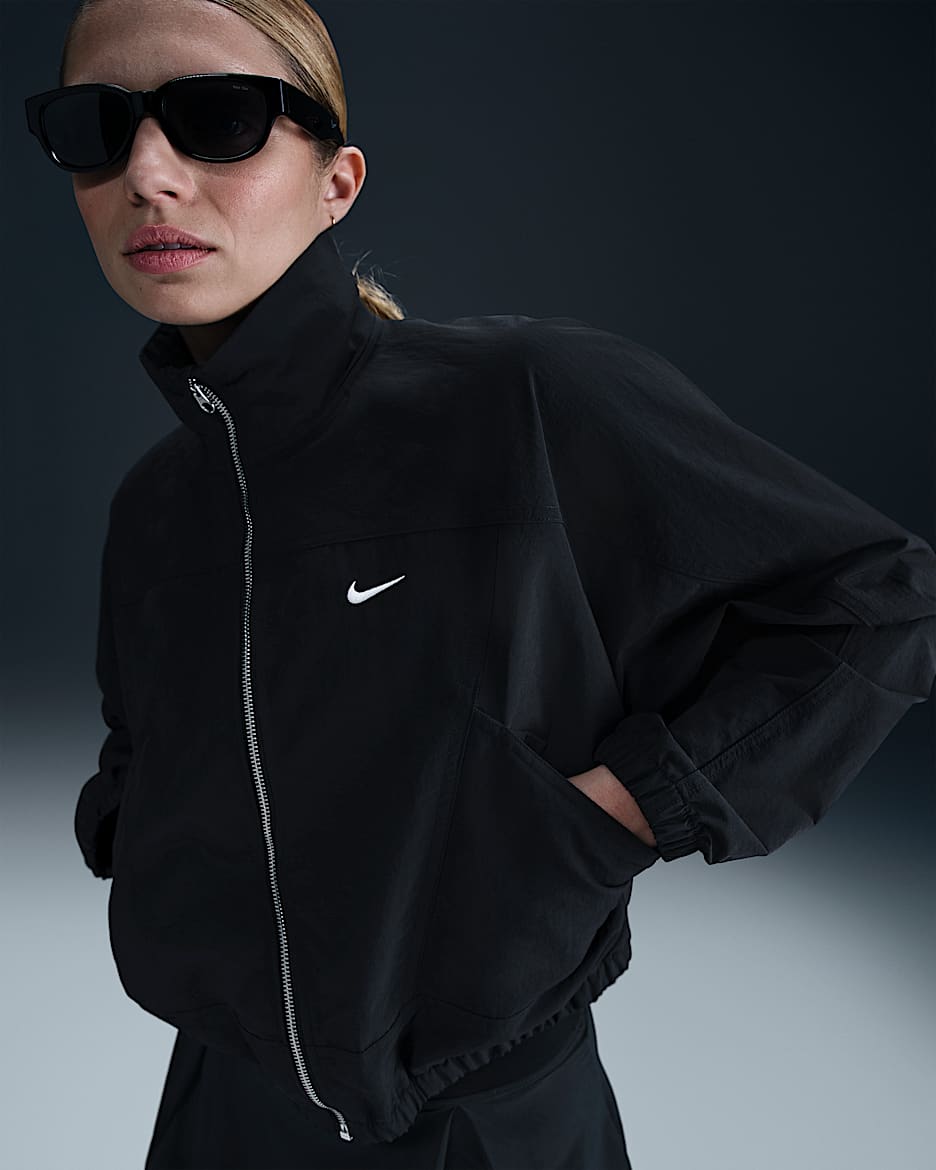 Chamarra con protección UV Repel oversized para mujer Nike Sportswear Everything Wovens - Negro/Blanco