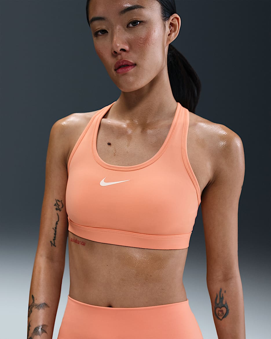 สปอร์ตบราผู้หญิงเสริมฟองน้ำ Nike Swoosh Medium Support - Apricot Agate/ขาว