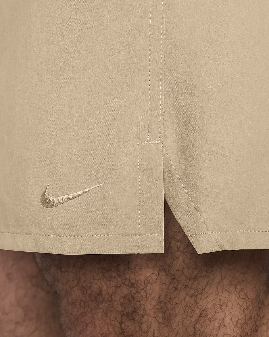 Nike Unlimited Dri-FIT 18 cm-es, bélés nélküli, sokoldalú férfi rövidnadrág - Khaki/Fekete/Khaki