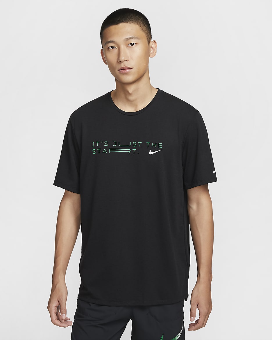 ナイキ ライズ 365 "Kipchoge" メンズ Dri-FIT ショートスリーブ ランニングトップ - ブラック/スタジアムグリーン
