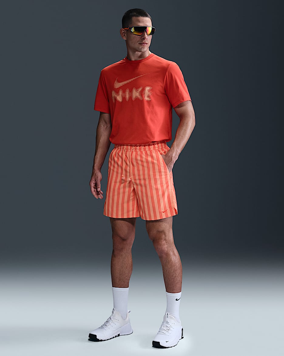 Shorts versátiles Dri-FIT de 18 cm sin forro para hombre Nike Unlimited - Rojo picante/Ágata melocotón/Rojo picante