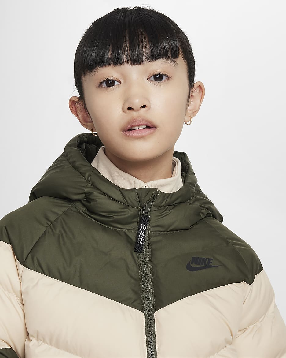 Nike Sportswear Jacke mit Kapuze und Synthetikfüllung für ältere Kinder - Cargo Khaki/Sanddrift/Schwarz