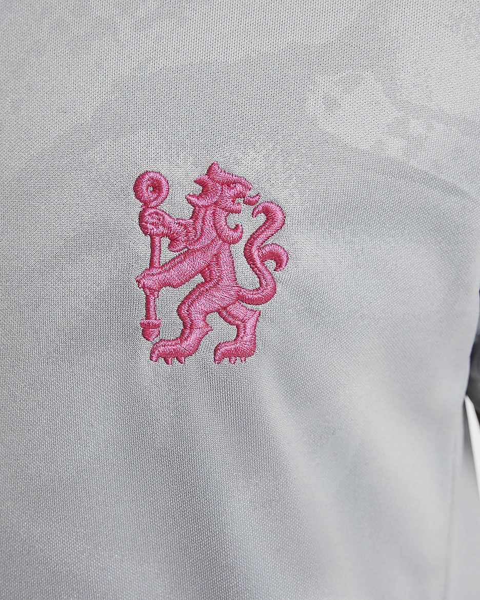 Chelsea FC Academy Pro Third Nike Dri-FIT Pre-Match-Fußballoberteil (ältere Kinder) - Particle Grey/Schwarz/Opti Yellow/Pink Prime