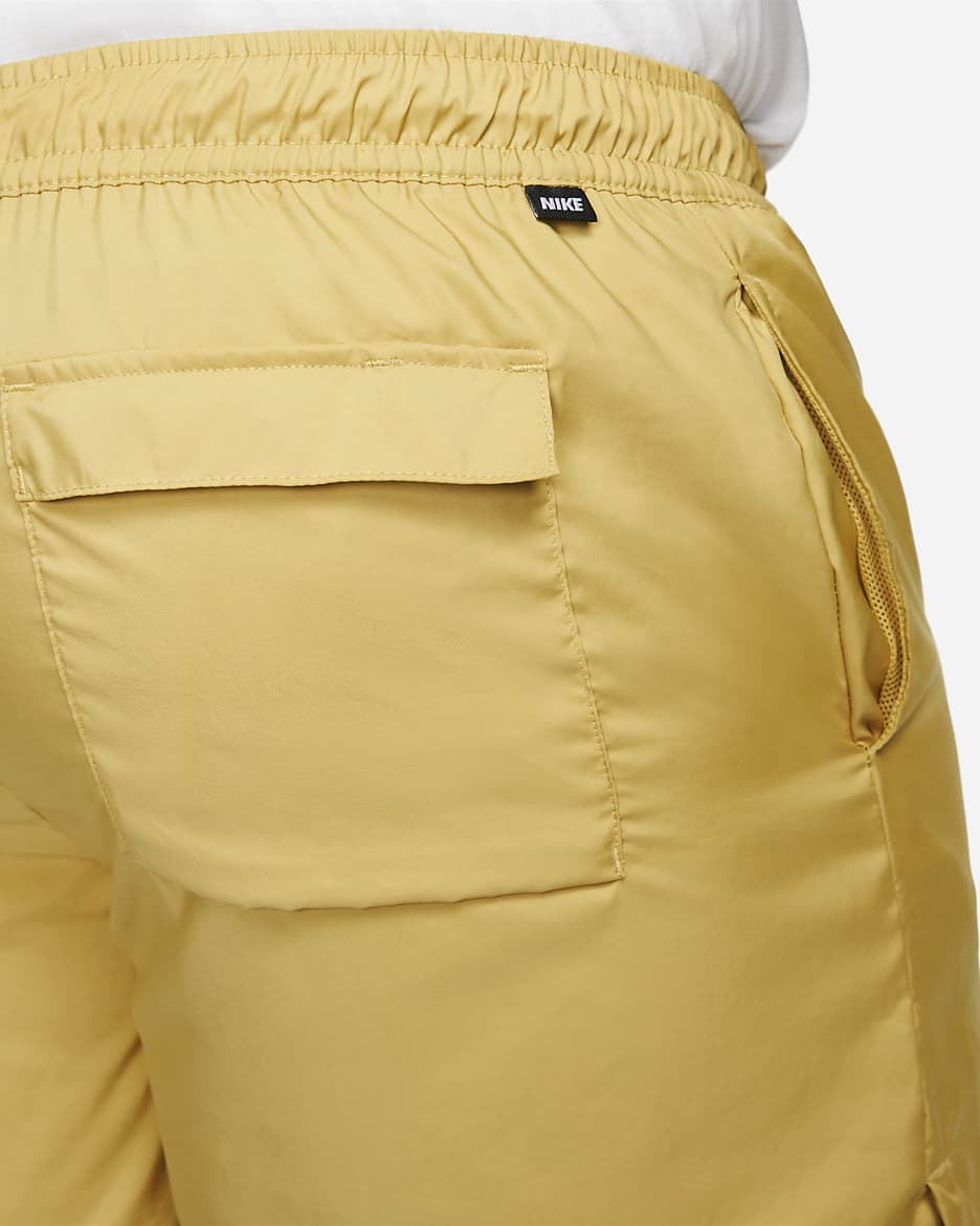 Shorts de ajuste relajado de tejido Woven forrados para hombre Nike Sportswear Sport Essentials - Oro trigo/Blanco