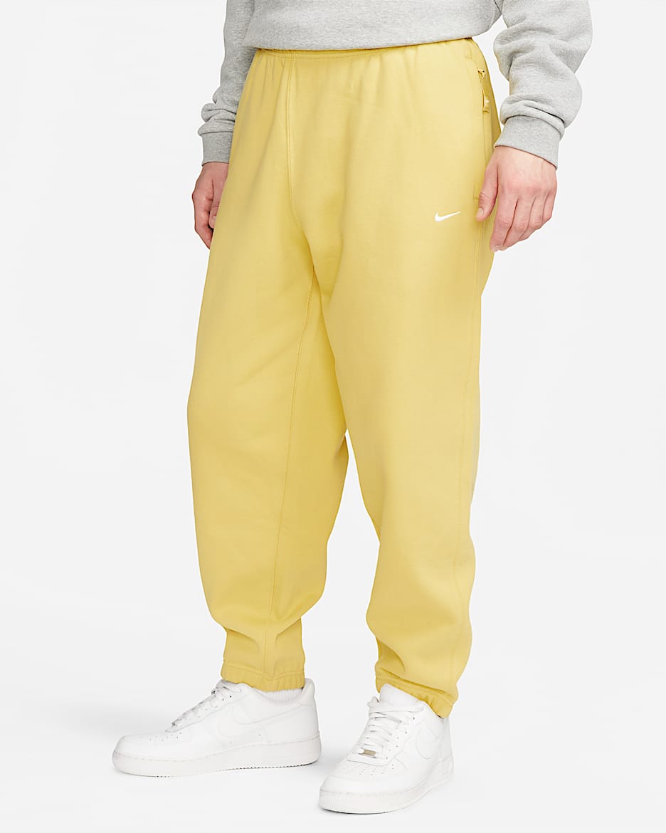 Pantalon en tissu Fleece Nike Solo Swoosh pour Homme - Saturn Gold/Blanc