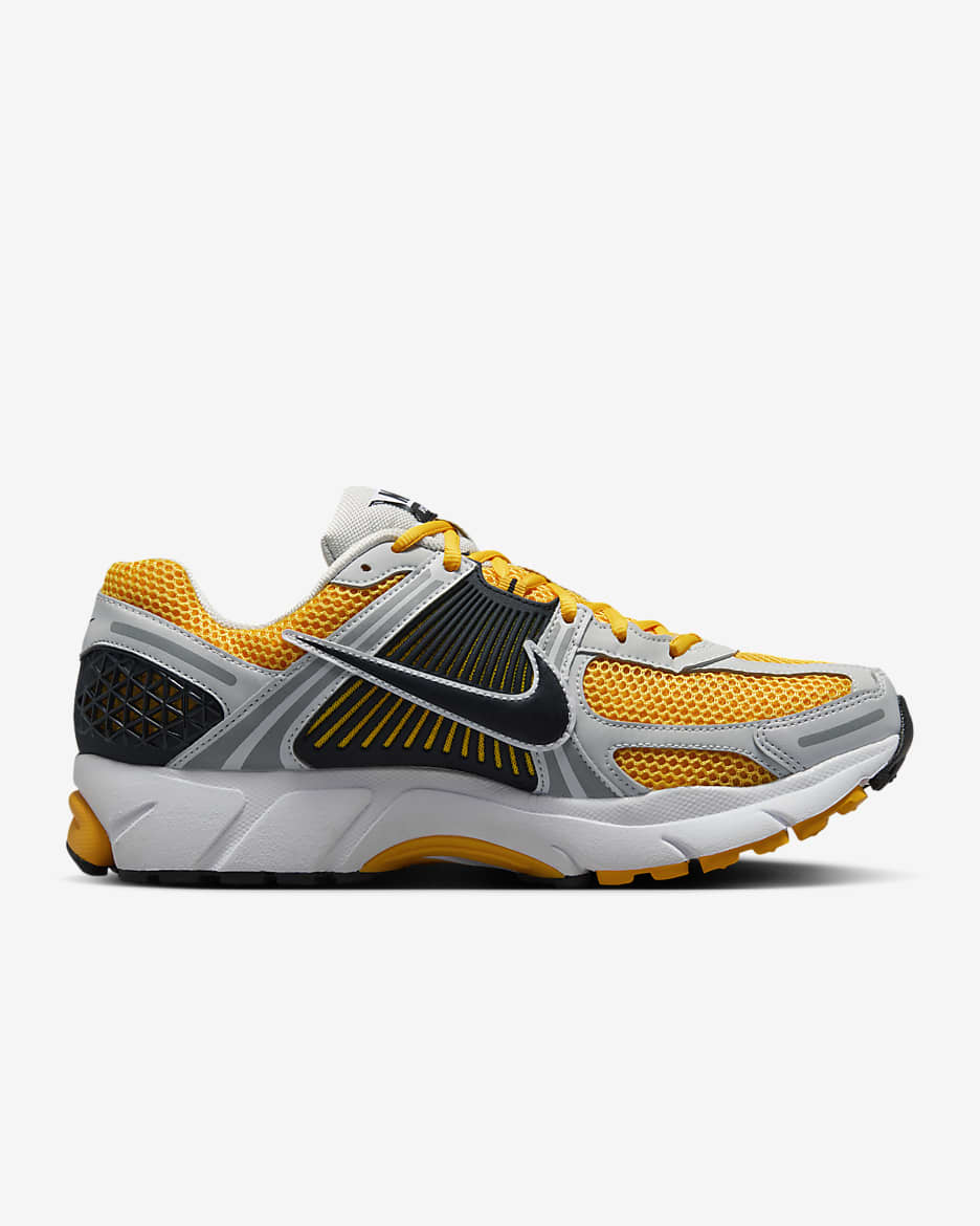 Tenis para hombre Nike Zoom Vomero 5 - Polvo fotón/Oro universitario/Naranja láser/Negro