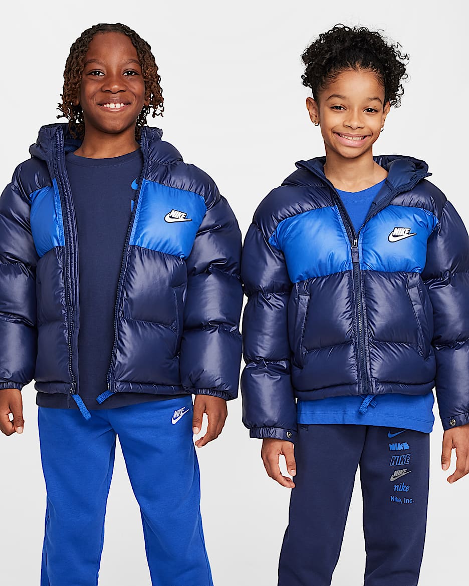 Nike Sportswear Heavyweight Synthetic Fill EasyOn Therma-FIT Repel lockere Jacke mit Kapuze für ältere Kinder - Midnight Navy/Game Royal/Weiß/Weiß