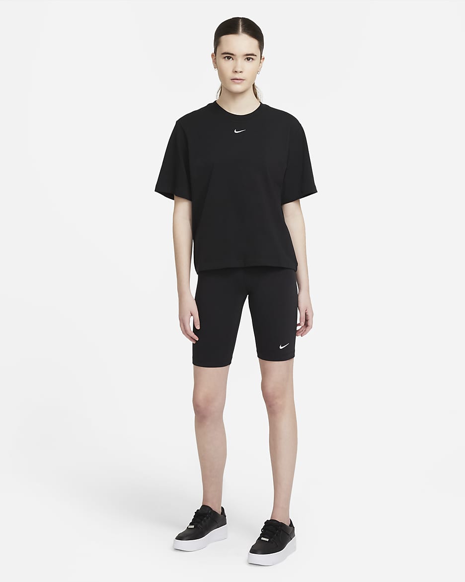 เสื้อยืดผู้หญิงทรงหลวม Nike Sportswear Essential - ดำ/ขาว