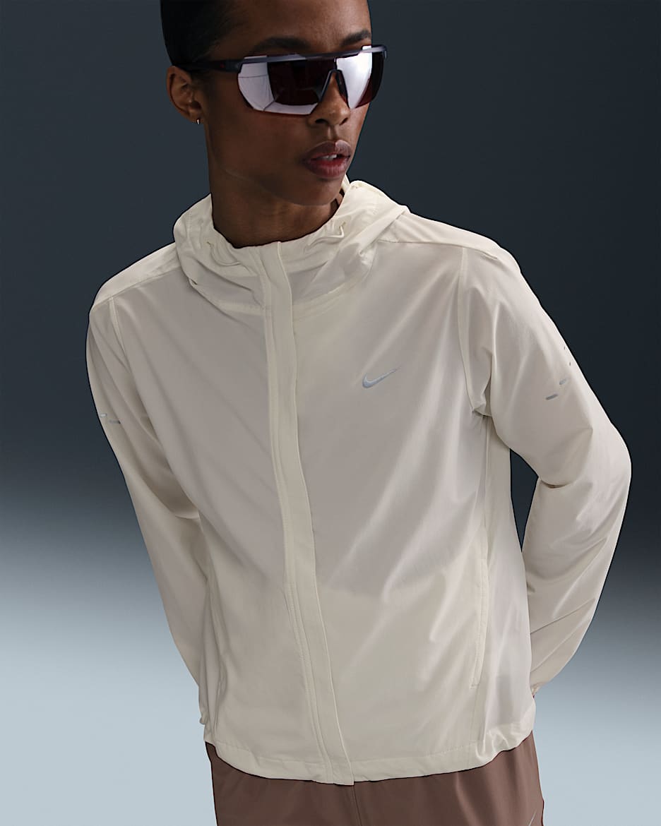 Chamarra de correr Repel plegable para mujer Nike Swift - Vela
