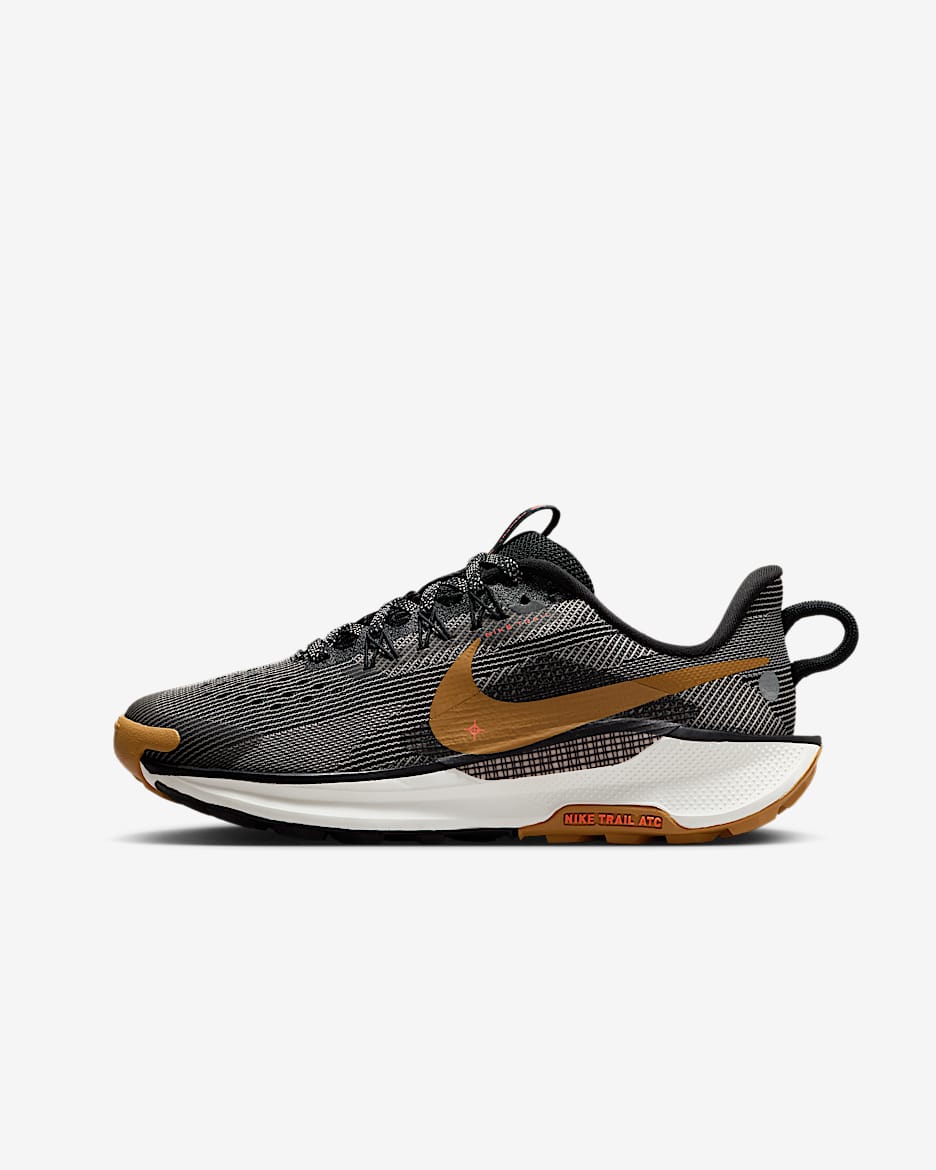 Nike Pegasus Trail 5 Traillaufschuh (ältere Kinder) - Schwarz/Fir/College Grey/Desert Ochre