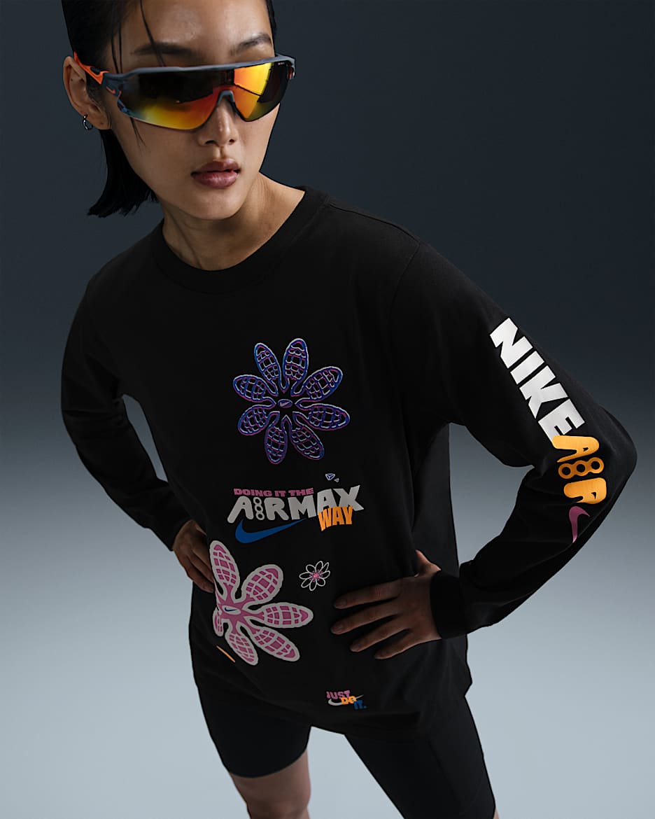 เสื้อยืดกราฟิกแขนยาวทรงหลวมผู้หญิง Nike Sportswear - ดำ