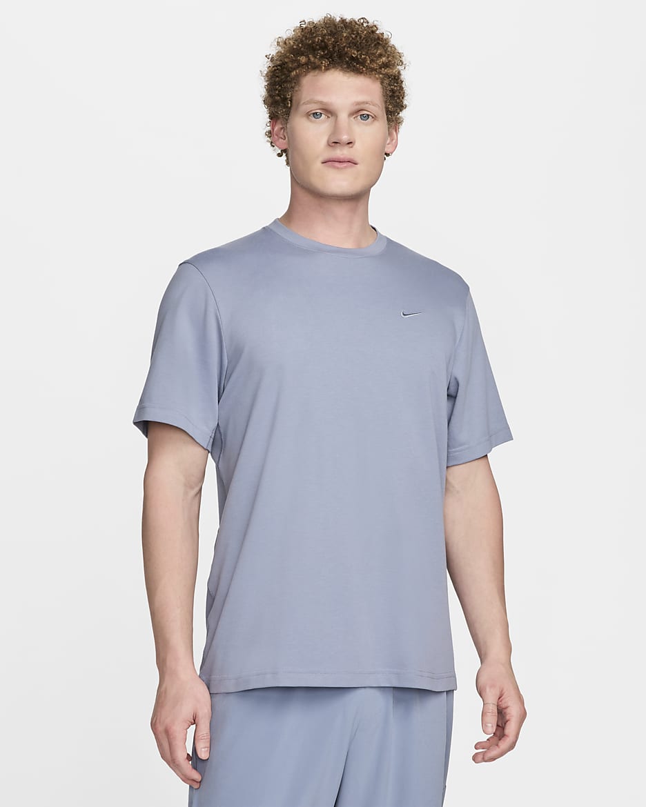 Nike Primary vielseitiges Nike Dri-FIT Kurzarm-Oberteil für Herren - Ashen Slate/Ashen Slate