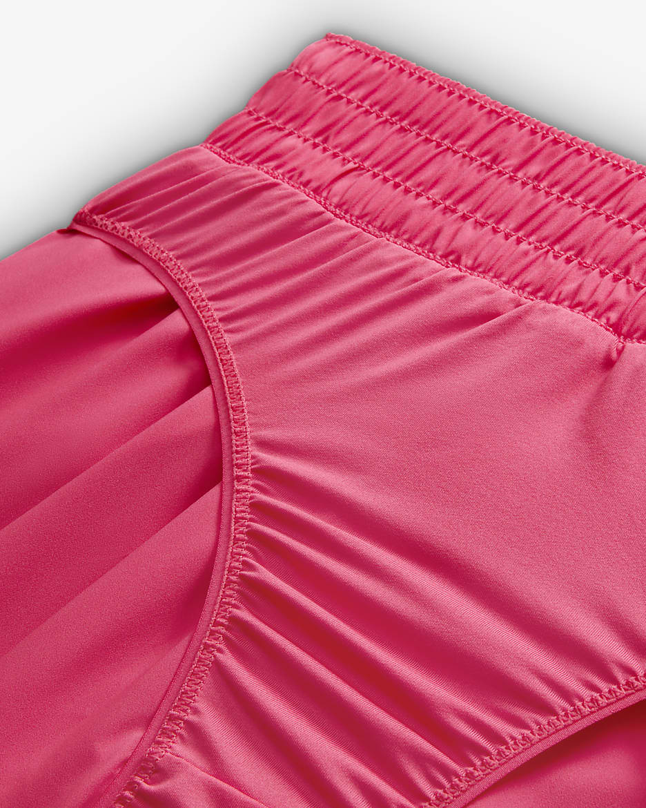 Shorts Dri-FIT con gráfico de tiro medio con forro de ropa interior para mujer Nike One - Rosa margarita/Azul glacial