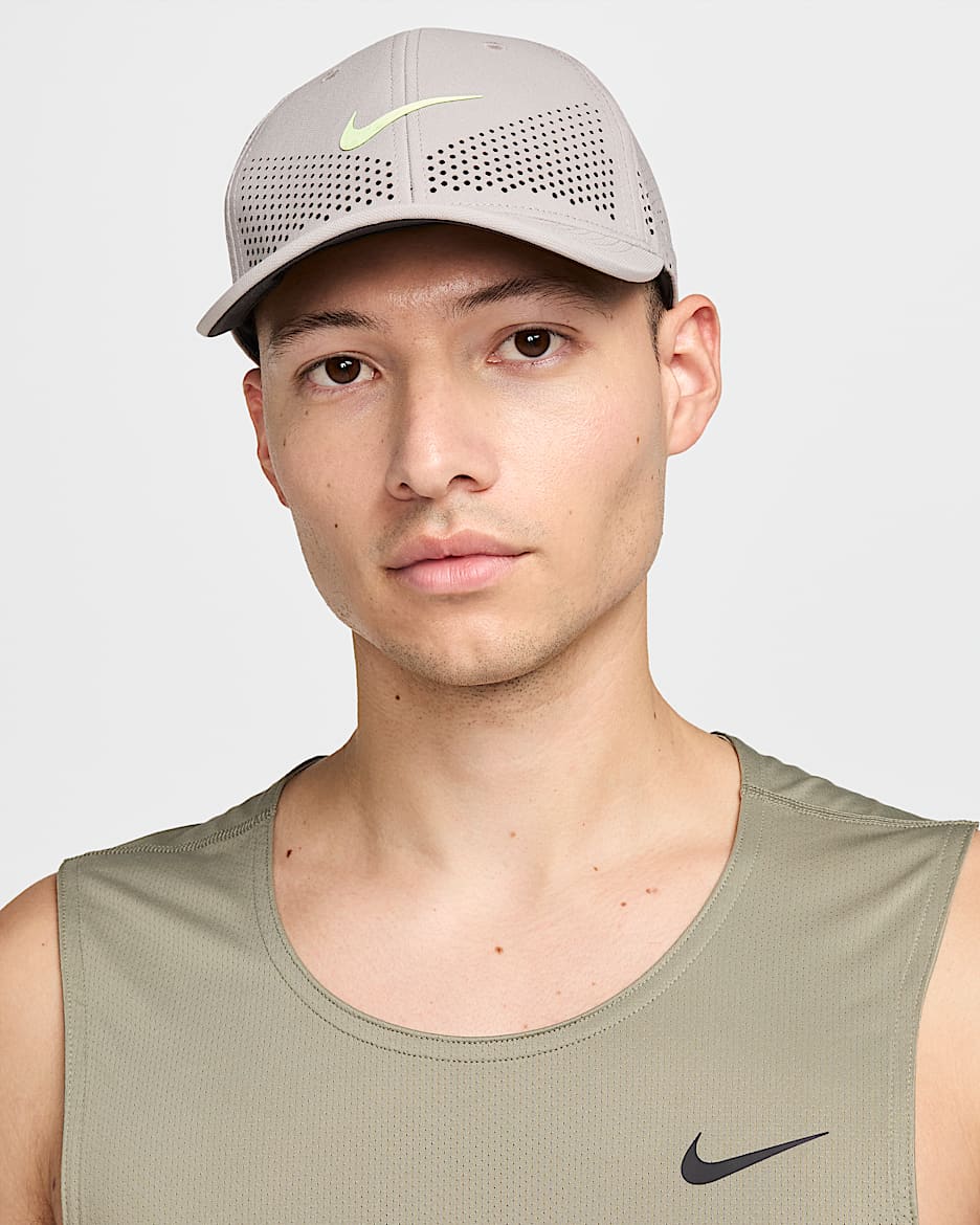 Gorra Swoosh estructurada Nike DriFIT ADV Club - Gris universitario/Voltio ligero