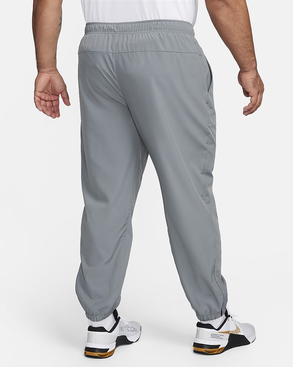 Pants Dri-FIT entallados versátiles para hombre Nike Form - Gris humo/Negro