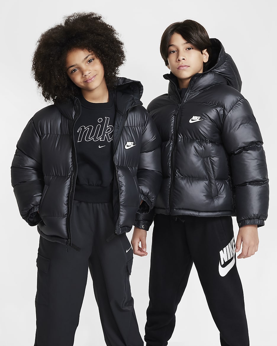 Nike Sportswear Heavyweight Synthetic Fill EasyOn Therma-FIT Repel lockere Jacke mit Kapuze für ältere Kinder - Schwarz/Schwarz/Weiß/Weiß