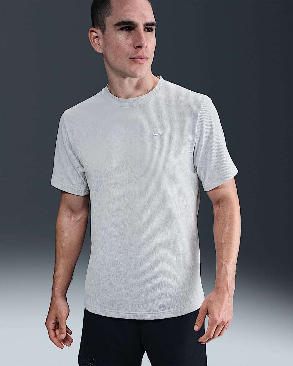 Playera versátil de manga corta Dri-FIT para hombre Nike Primary - Polvo fotón/Polvo fotón
