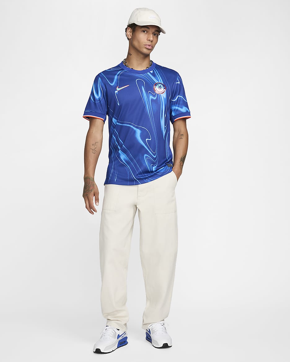 Camisola de futebol de réplica Nike Dri-FIT do equipamento principal Stadium Chelsea F.C. 2024/25 para homem - Azul Rush/Laranja Team/Branco