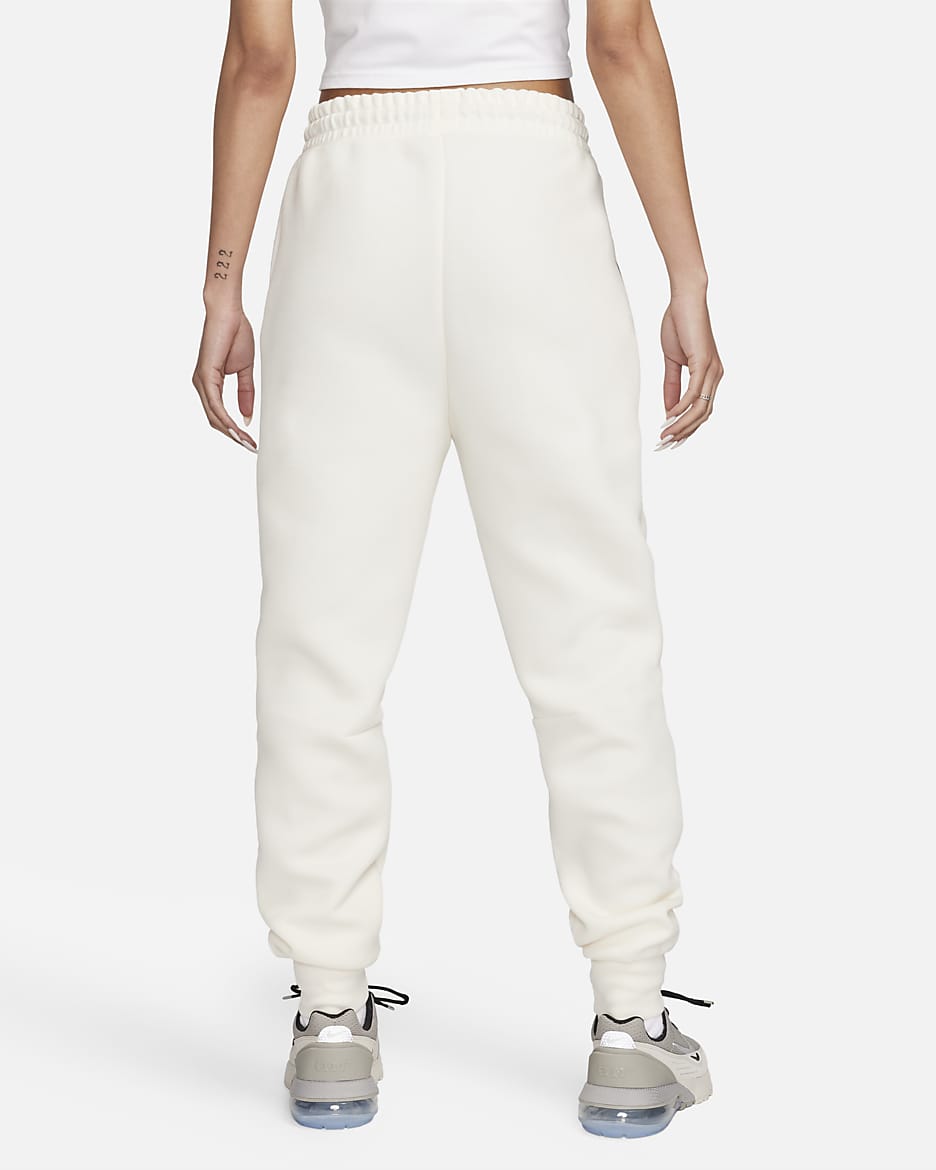 Nike Sportswear Tech Fleece joggebukse med mellomhøyt liv til dame - Pale Ivory/Svart