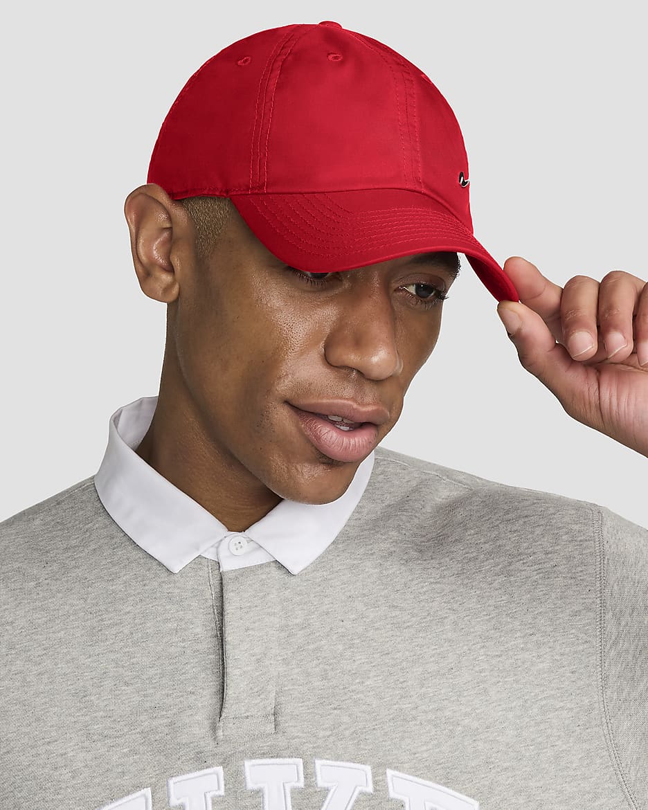 Cappello essenziale con Swoosh in metallo Nike Dri-FIT Club - University Red/Argento metallizzato