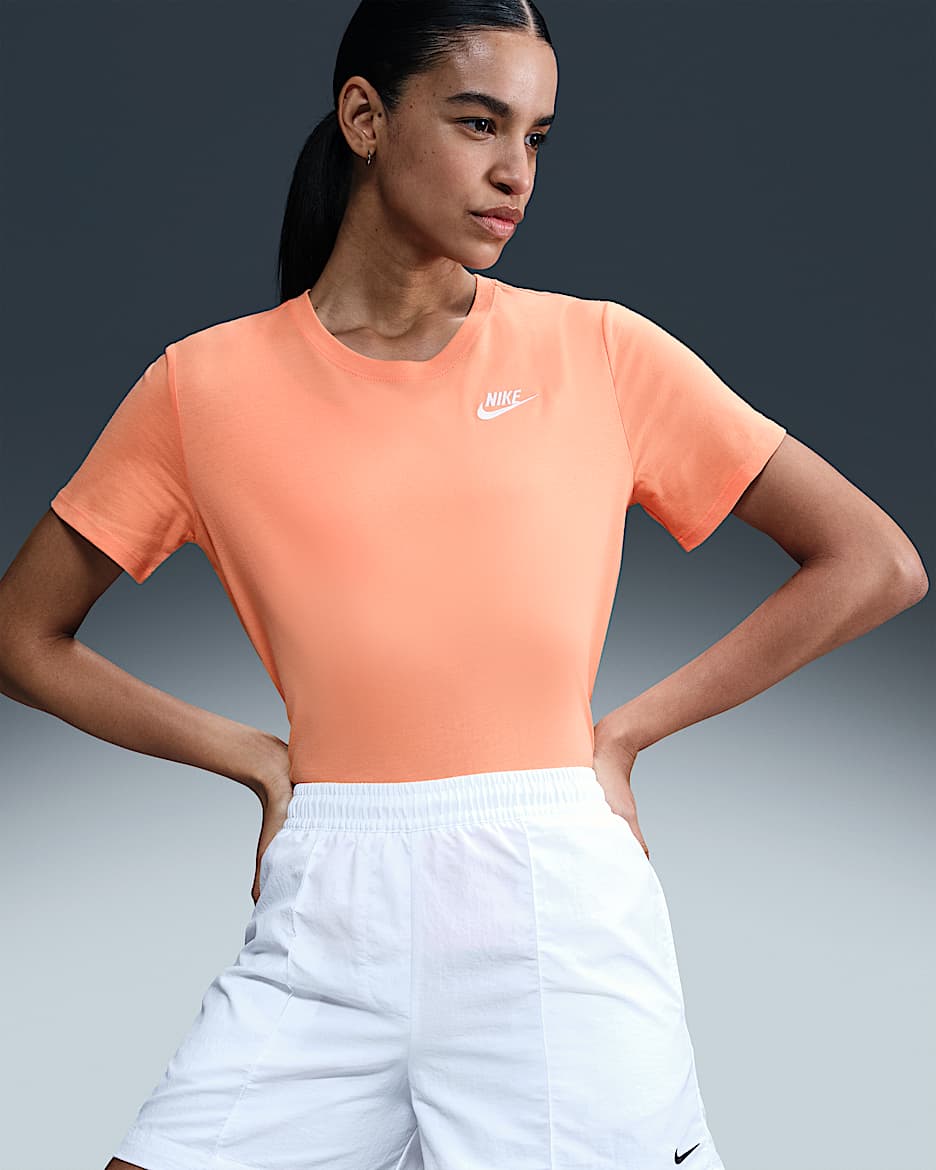 T-shirt Nike Sportswear Club Essentials para mulher - Apricot Agate