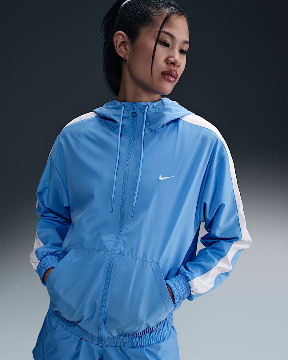 Chamarra con gorro de ajuste holgado para mujer UV Nike Sportswear Classic Wovens - Azul universitario/Blanco