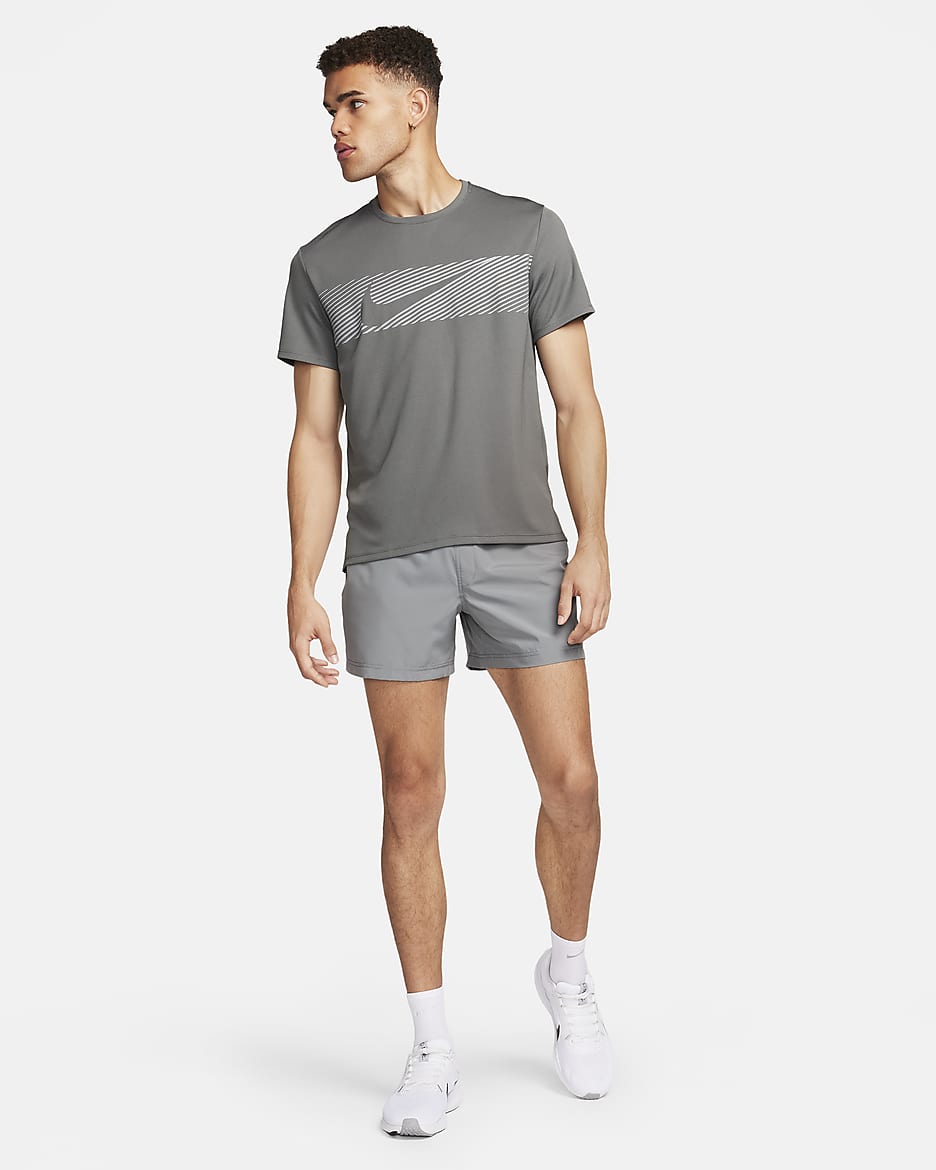 Shorts versátiles Dri-FIT de 13 cm sin forro para hombre Nike Form - Gris humo/Negro