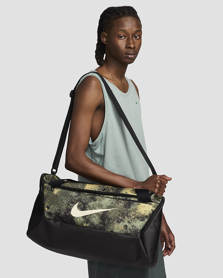 Nike Brasilia duffelbag (liten, 41 L) - Oil Green/Svart/Coconut Milk