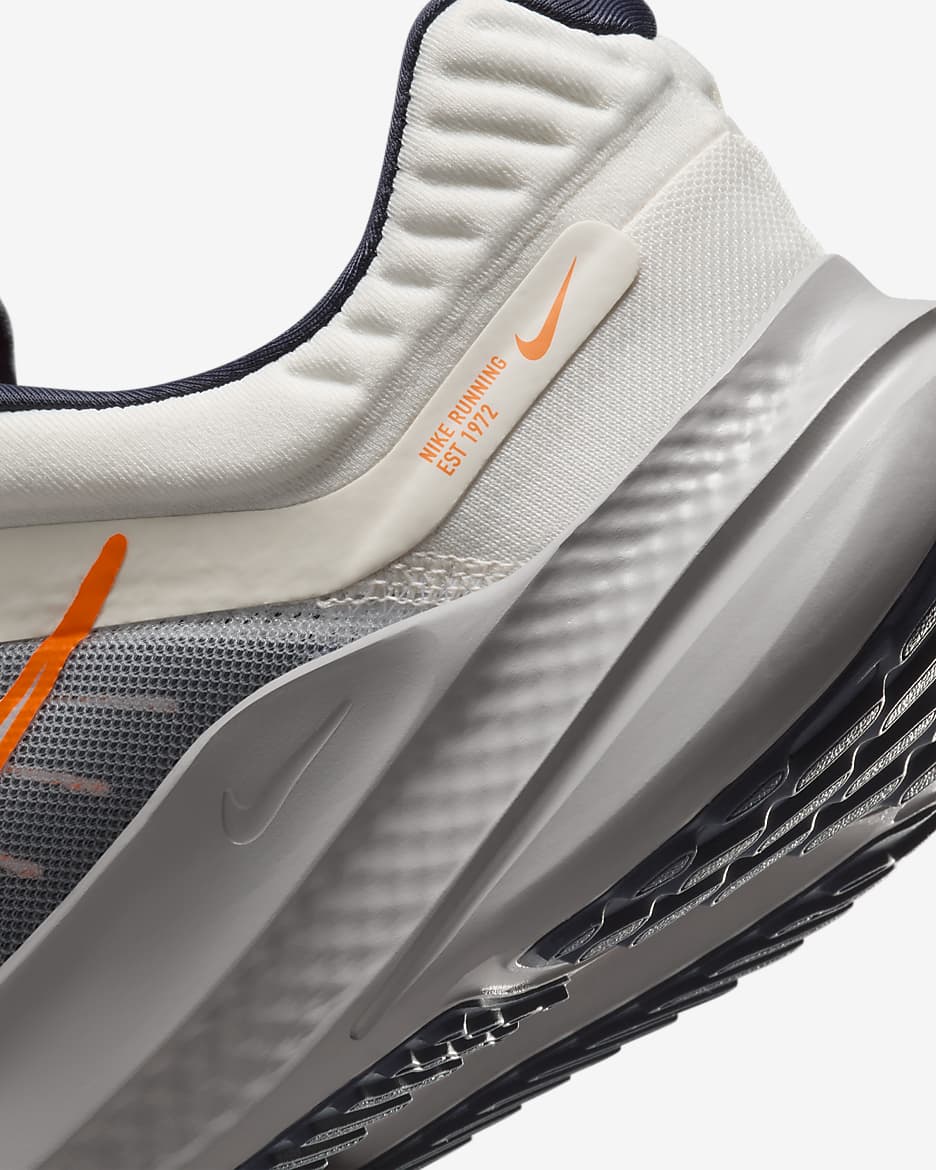 Tenis de correr en pavimento para hombre Nike Quest 5 - Vela/Trueno azul/Mena de hierro claro/Naranja total