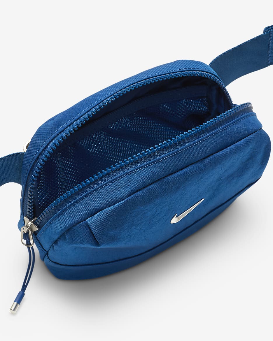 Nike Aura Crossbody-Tasche (2 l) - Court Blue/Court Blue/Matte Silver