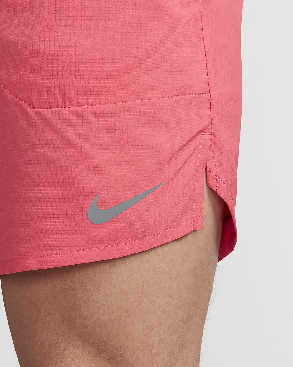 Shorts de correr Dri-FIT de 18 cm con forro de ropa interior para hombre Nike Stride - Rosa margarita/Negro