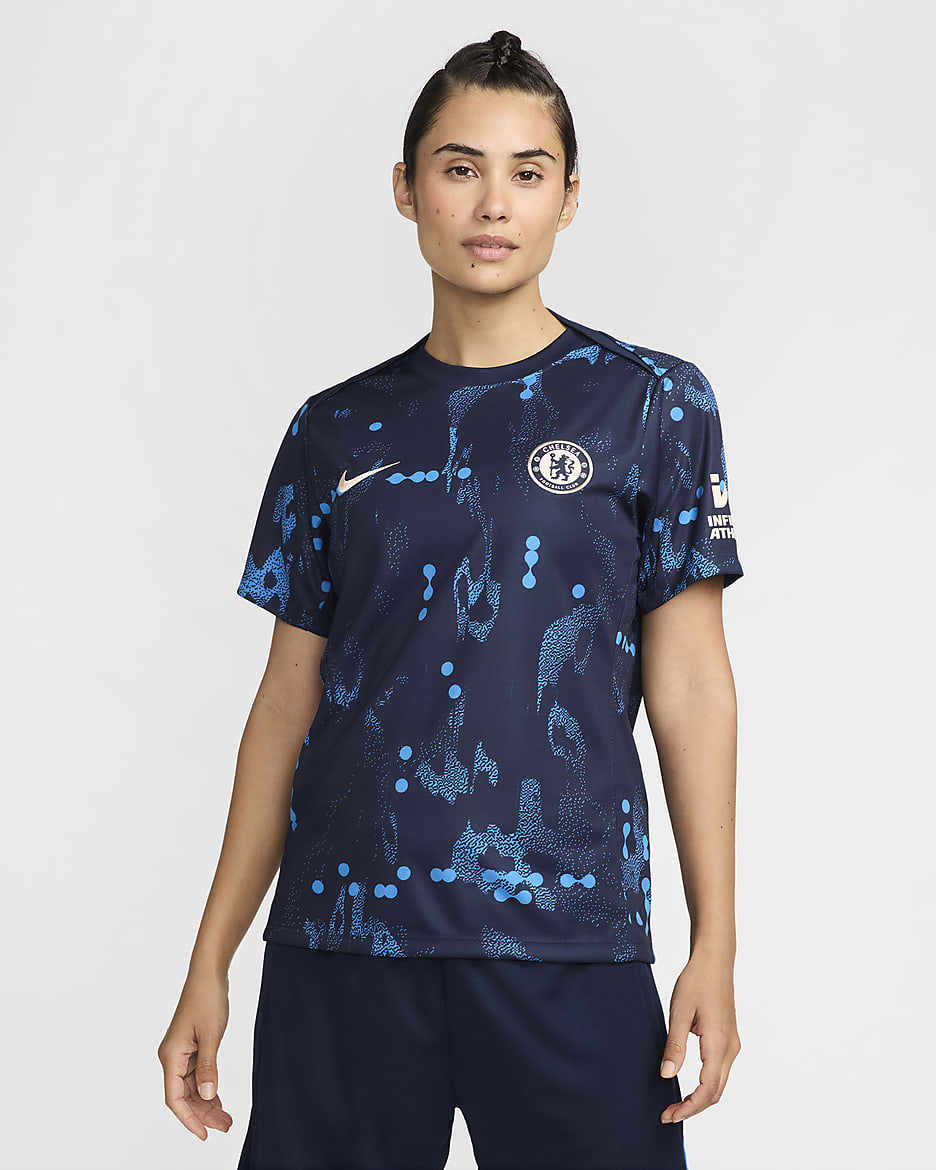 Maglia da calcio pre-partita a manica corta Nike Dri-FIT Chelsea FC Academy Pro – Donna - Ossidiana/Guava Ice