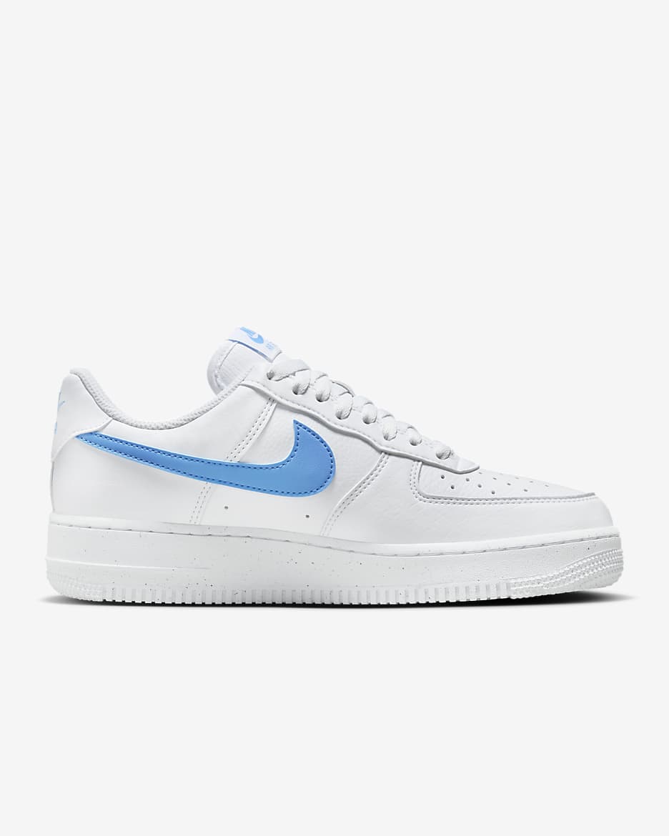 Nike Air Force 1 '07 SE Suede Damenschuh - Weiß/Weiß/Volt/University Blue