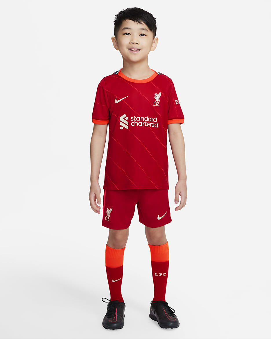 Kit de fútbol de local para niños talla pequeña del Liverpool FC 2021/22 - Rojo gimnasio/Carmesí brillante/Fósil