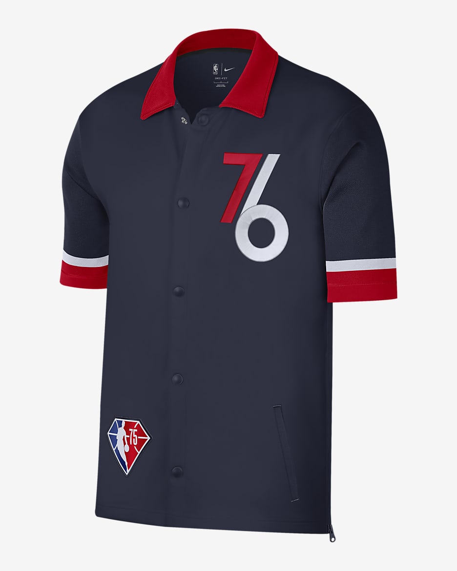 Chamarra de manga corta Nike Dri-FIT de la NBA para hombre Philadelphia 76ers Showtime City Edition - Azul marino universitario/Rojo universitario/Blanco