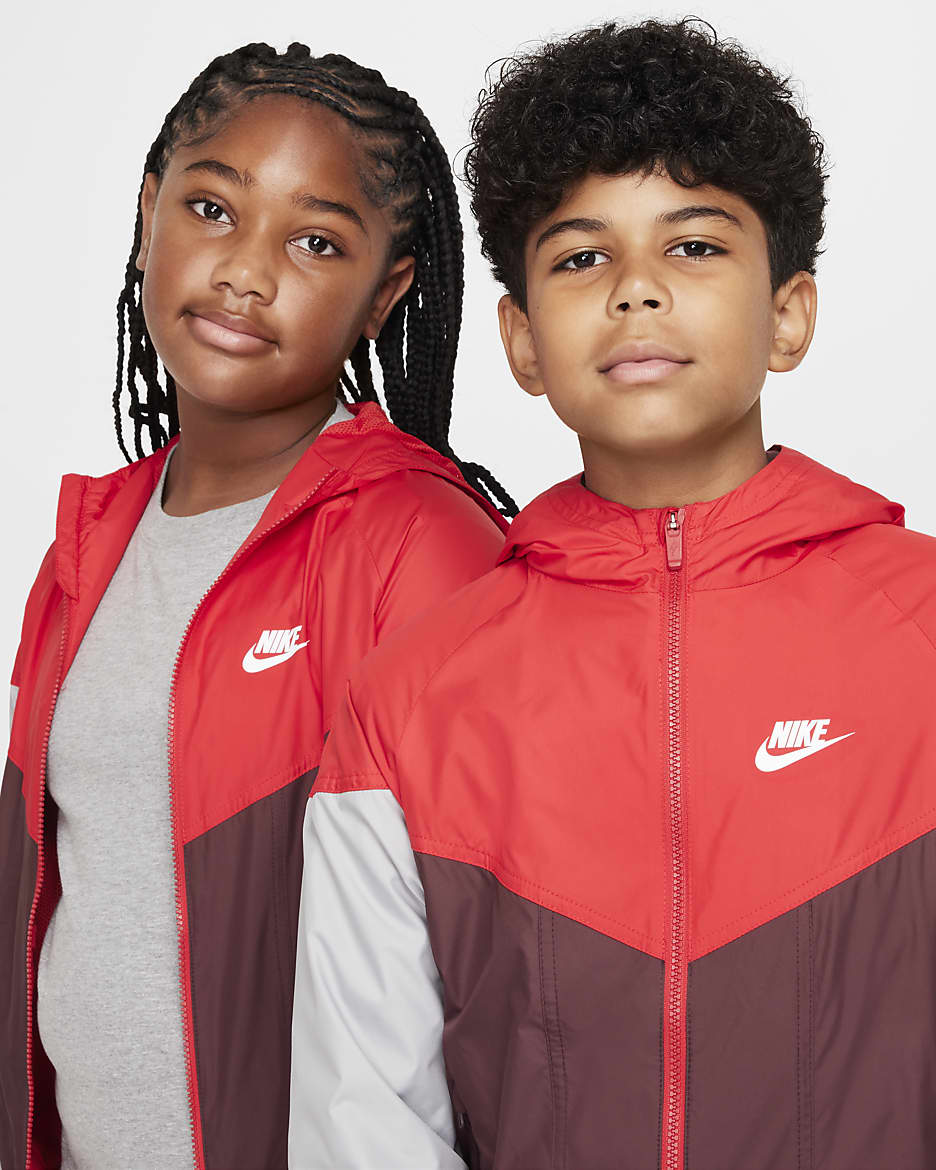 Chamarra Repel con gorro para niños talla grande (talla amplia) Nike Sportswear Windrunner - Rojo universitario/Burdeos enérgico/Gris humo claro/Blanco