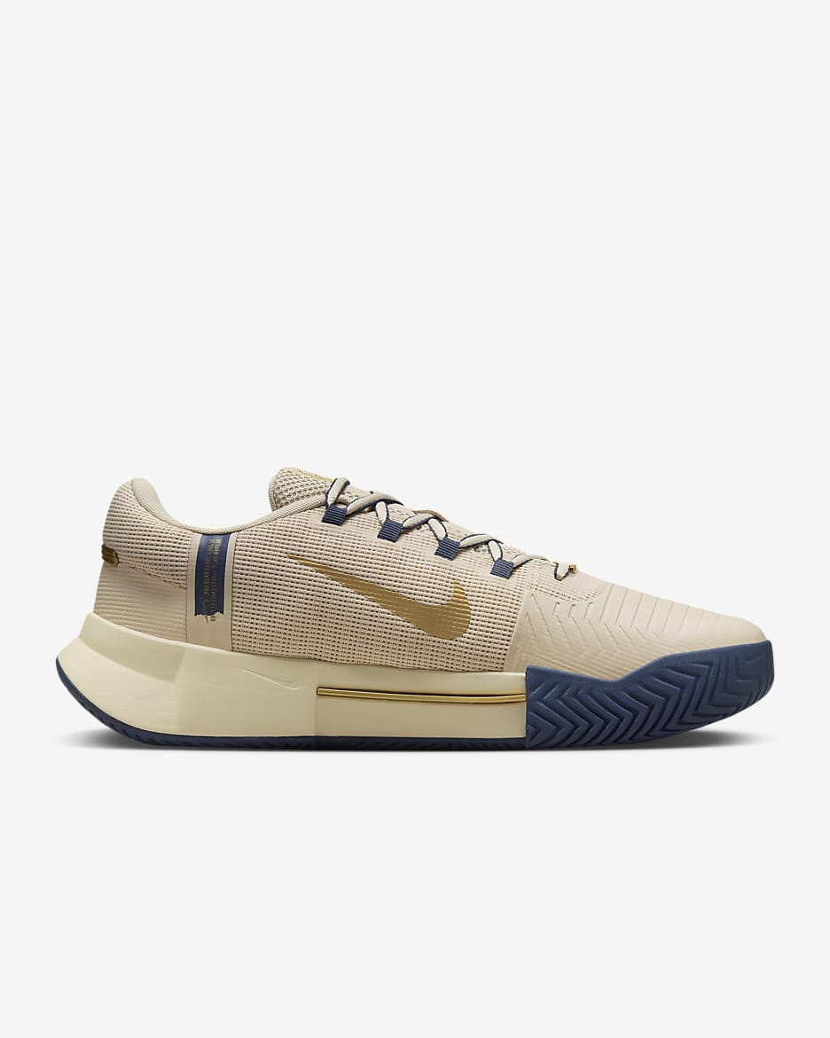 Sapatilhas de ténis para piso duro Nike GP Challenge 1 Premium para homem - Sanddrift/Azul Thunder/Castanho Gum médio/Dourado metalizado