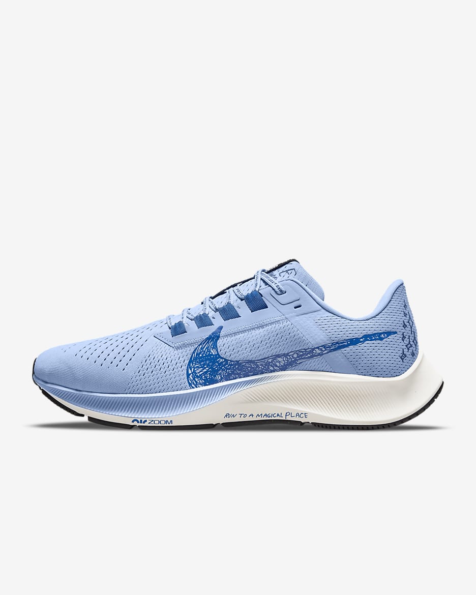 Nike Air Zoom Pegasus 38 A.I.R.Calzado de running en carretera Nathan Bell Road - Aluminio/Vela/Negro/Royal juego