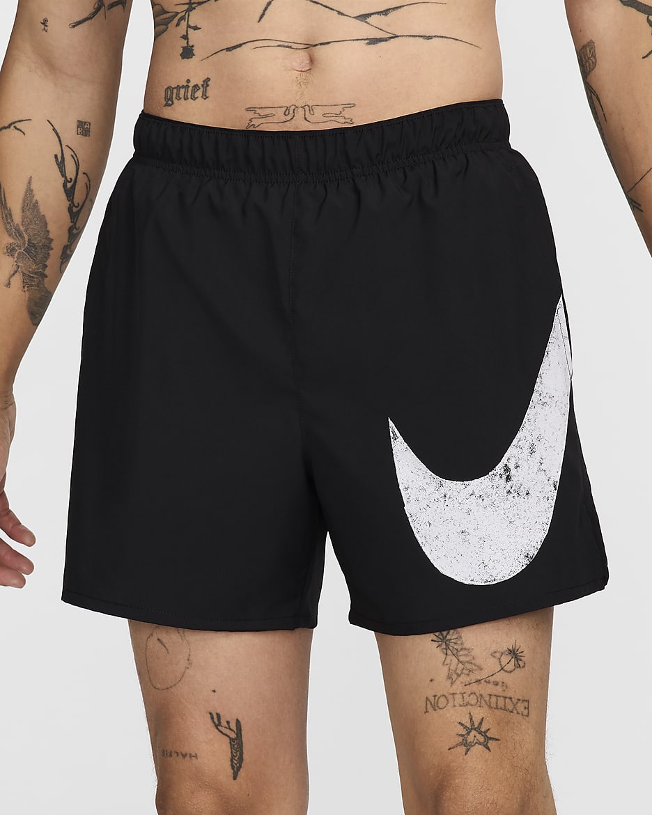 Nike Challenger Swoosh Dri-FIT løpeshorts (13 cm) til herre - Svart/Svart/Svart/Hvit