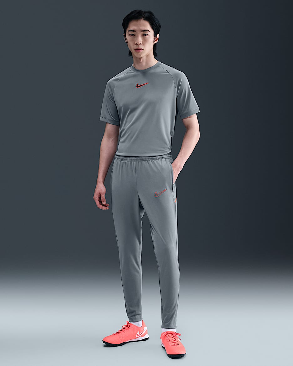 ナイキ アカデミー メンズ Dri-FIT サッカーパンツ - クールグレー/クールグレー/ブライトクリムゾン