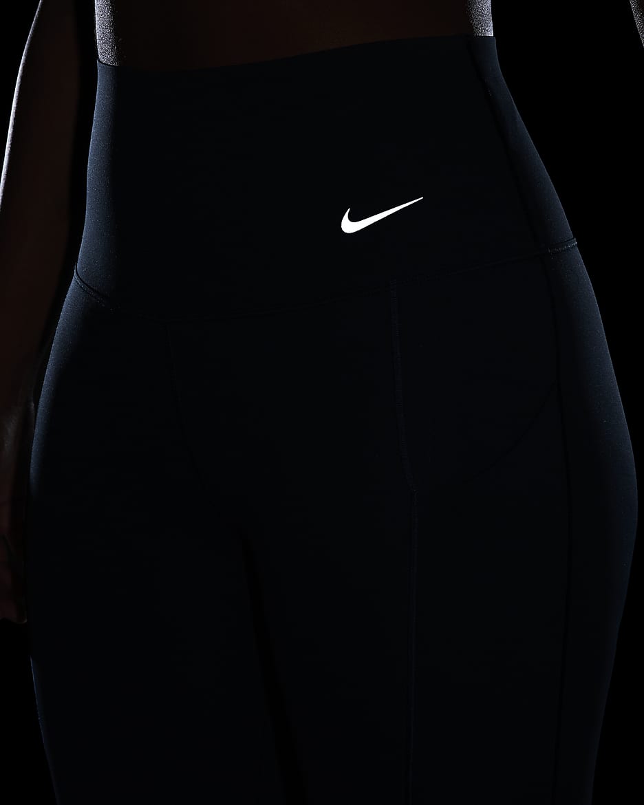 Leggings de 7/8 de tiro alto y sujeción media con bolsillos para mujer Nike Universa - Azul marino militar/Negro