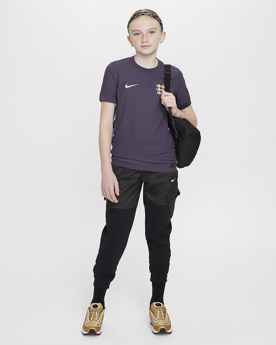 England 2024/25 Match (herrelaget, bortedrakt) Nike Dri-FIT ADV autentisk fotballdrakt til store barn - Dark Raisin/Sesame