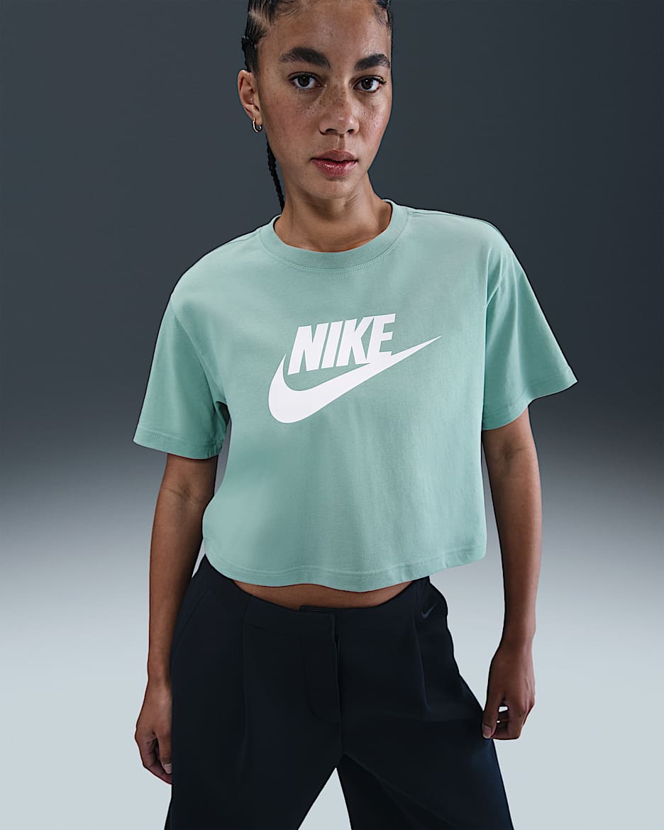 Playera cropped con logotipo para mujer Nike Sportswear Essential - Cañón/Blanco
