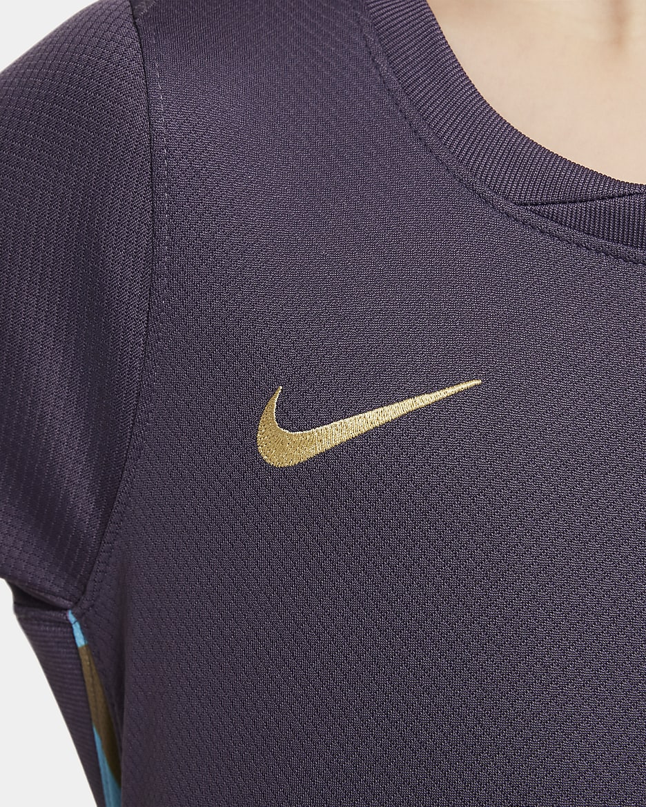 England 2024/25 Stadium Away dreiteiliges Nike Replika Fußballtrikot-Set (jüngere Kinder) - Dark Raisin/Sesame